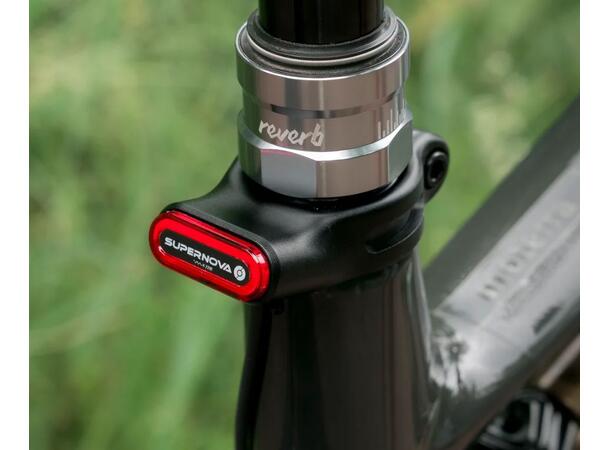 Supernova TL3 Mini Pro Seatpost Baklykt 34.9mm, alu, 12V, 1400mm kabel, 55gr 
