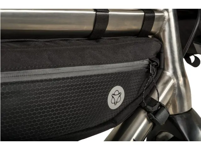 AGU Venture Bikepacking Rammeveske L Sort, 5.5L, 210gr, 52 x 14 x 6cm 