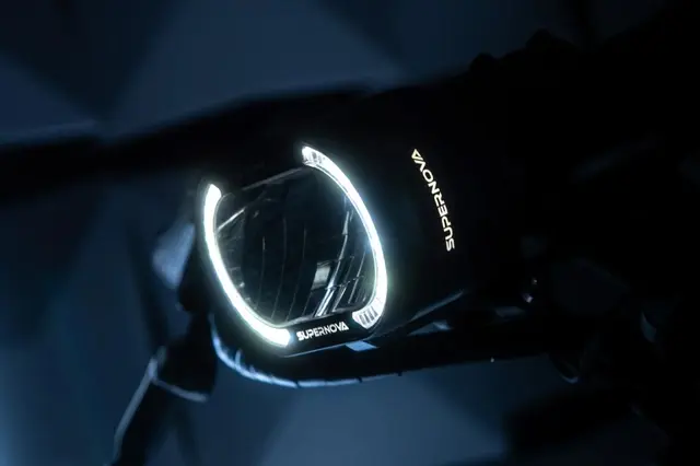 Supernova M99 Pro 2 Frontlykt 3000L, 24-60V, Sort, Remote, 190g 